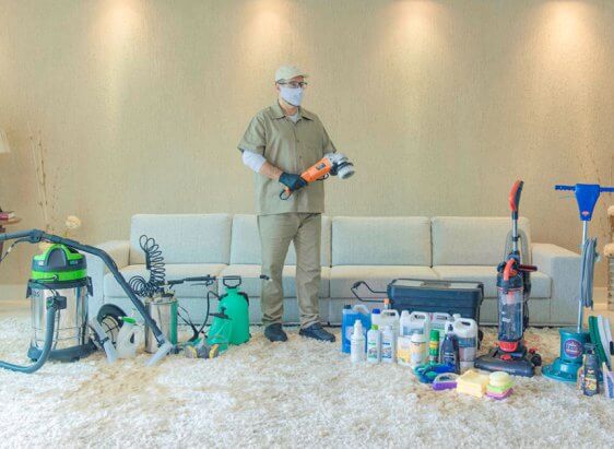 home com equipamentos de limpeza de sofás