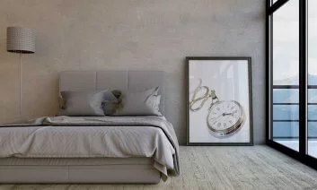 quarto com quadro de um relógio