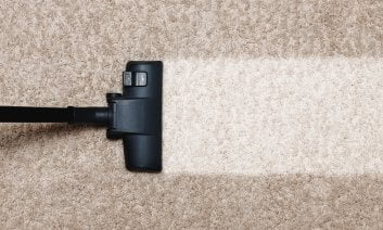 aspirador limpando tapete