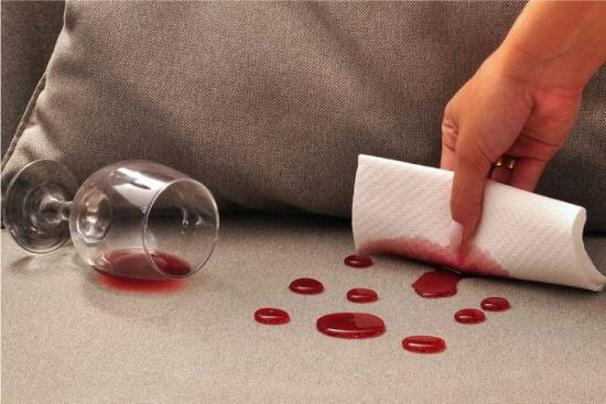 Impermeabilização de sofá em BH 1 taça de vinho derramada no sofa impermeabilizado